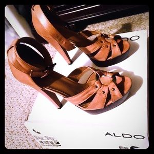 Genuine Tan leather peep toe heel! Classic! Size 8